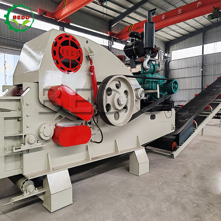 สายพานลำเลียงอาหาร 235HP มอเตอร์ไฮดรอลิกเครื่อง Chipper ไม้ 700x400 มม. ปากน้ำประเภทกลองเครื่องทำลายเอกสารอุตสาหกรรม