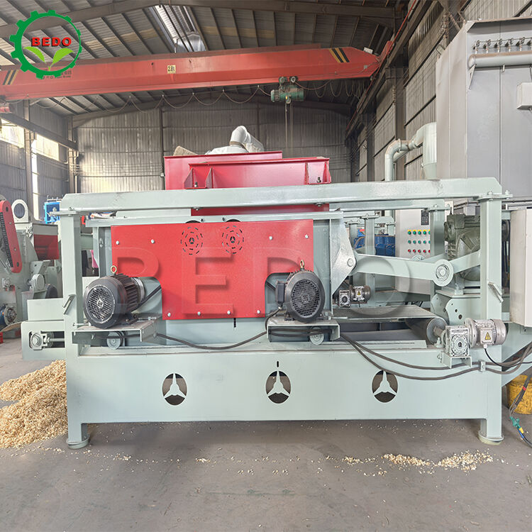 เครื่องขี้กบไม้แบบปรับได้ 1-10 มม. 7.5kw เพลาหลักหน่วยการผลิตความจุ 800 กก. / ชม
