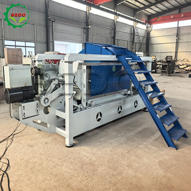 เครื่องทำขี้เลื่อยไม้เพลาหลักคู่ 7.5kw ความจุ 400 กก./ชม. อุปกรณ์เหล็กคาร์บอน