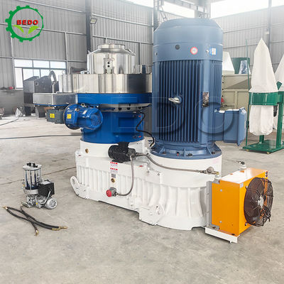 5000 กิโลกรัมน้ําหนัก PLC ควบคุมโรงงานผลิตเม็ดไม้ด้วยปั๊มเกียร์ 0.15kw