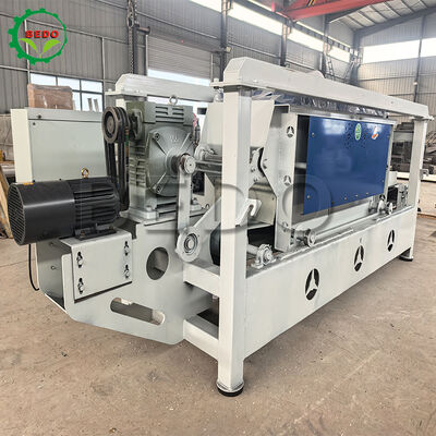 ใบมีดโลหะผสมเหล็ก 4kw เครื่องขี้กบไม้ความจุ 400 กก. / ชม. อุปกรณ์การทำงานอัตโนมัติ